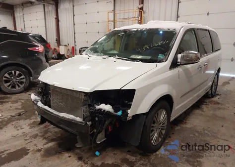 2016 Chrysler Town & Country Touring-L Anniversary Edition z USA, uszkodzony, nr VIN 2C4RC1CGXGR175384